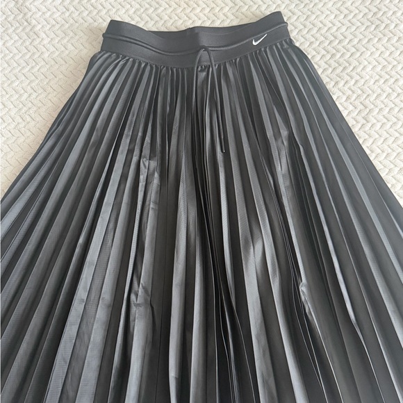 Nike Women's Black Pleated A-Line Skirt - Picture 2 of 4